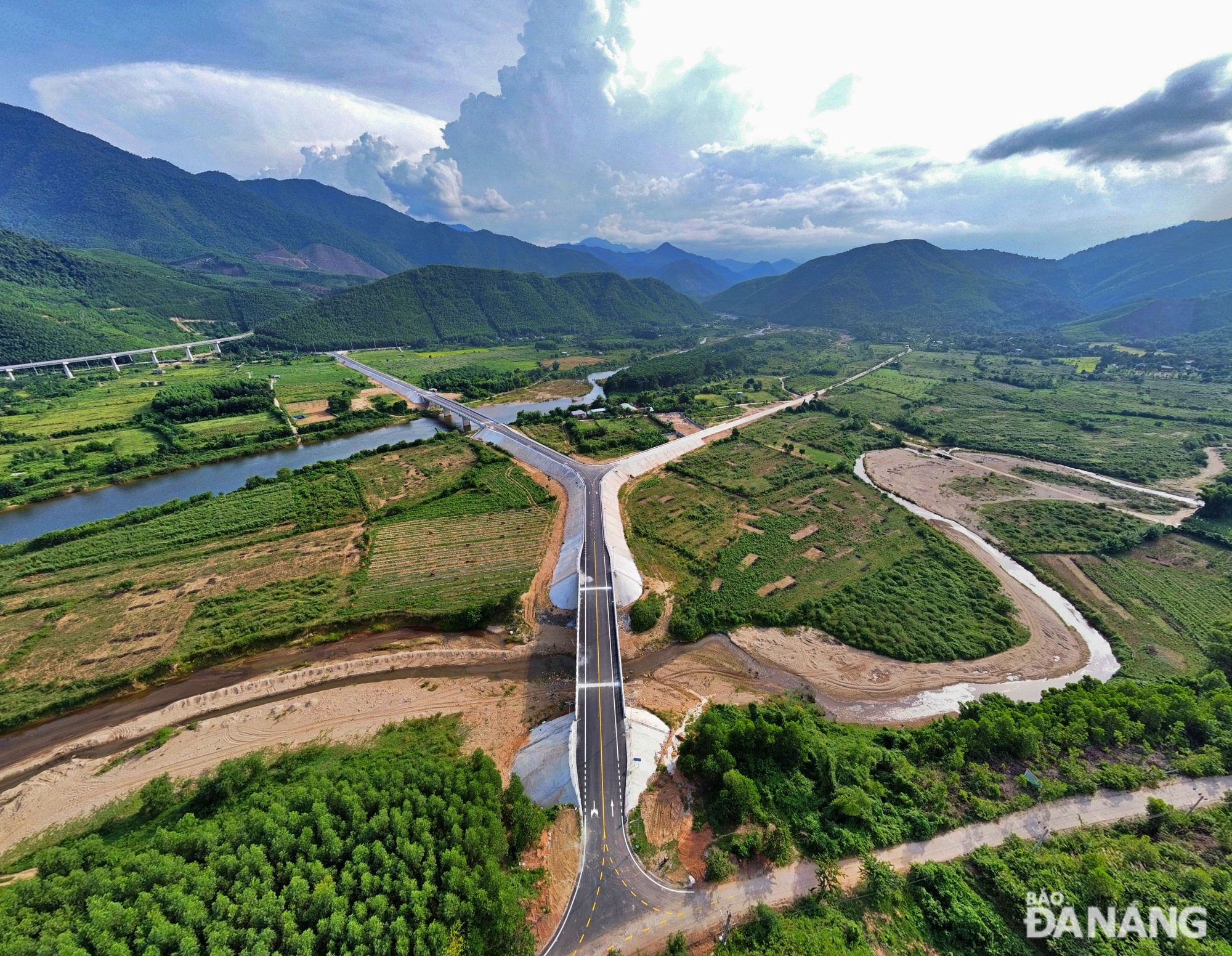 The traffic route project connecting DT601 road and Loc My village is a level 3 project with a total investment of more than VND93 billion. Work started on the project in December 2022 and is expected to open to traffic on August 28, 2024 to marke the National Day (September 2).