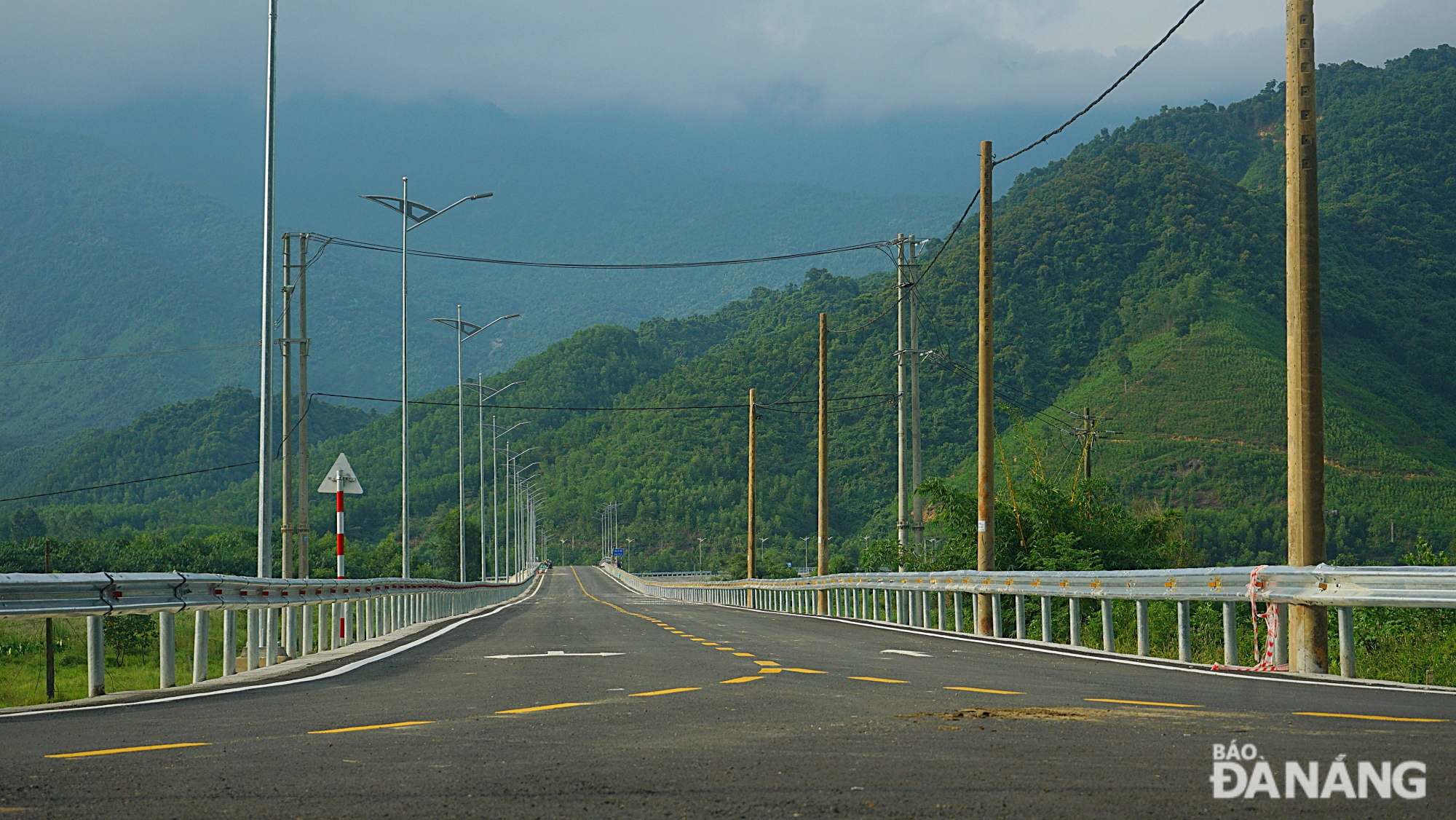 The project is invested by the People's Committee of Da Nang, and is managed by the Da Nang Management Board of Traffic Construction Investment Projects. The DACINCO Construction Investment Company Limited and the 510 Construction JSC are the main contractors.