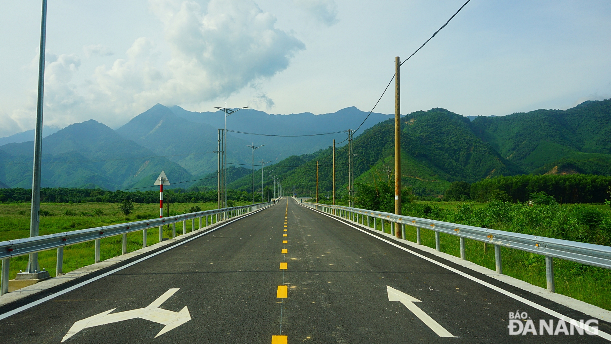 The main approach road is 7m wide with each side's sidewalk of being 1m wide. It has high-class road surface structure A1.