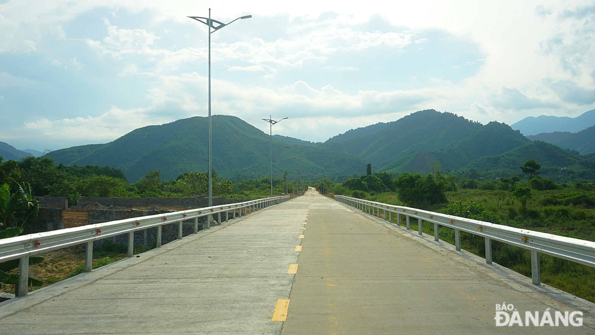 Meanwhile, the approach road connecting to Loc My Village is 299.38m long, with starting point at the intersection of the Loc My Village, and ending point at the main approach branch at Km0+685. The road surface is 5.5m wide, and each side's sidewalk is 1m wide. The structure of the road surface is high-class A1.