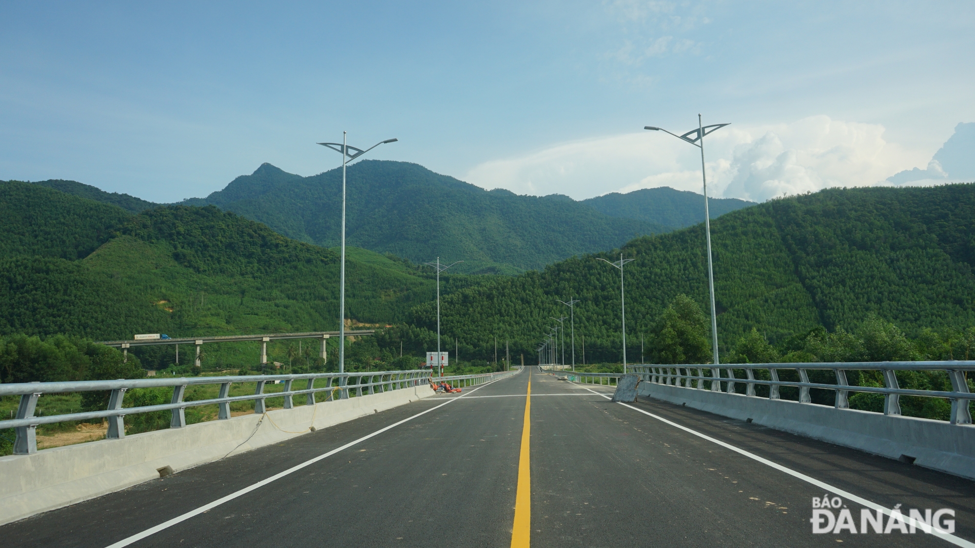 The Cu De Bridge is designed with a 7.5m wide roadway and a 1.5m wide pedestrian area on each side.