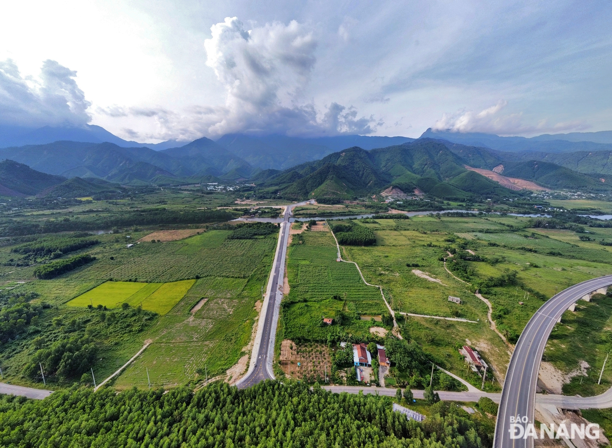 This route will contribute to reducing traffic overload on Truong Dinh Bridge (Hoa Lien Commune), and Pho Nam Bridge (Hoa Bac Commune), solving traffic congestion in rescue work, and shortening the distance to the centre of Hoa Bac Commune.