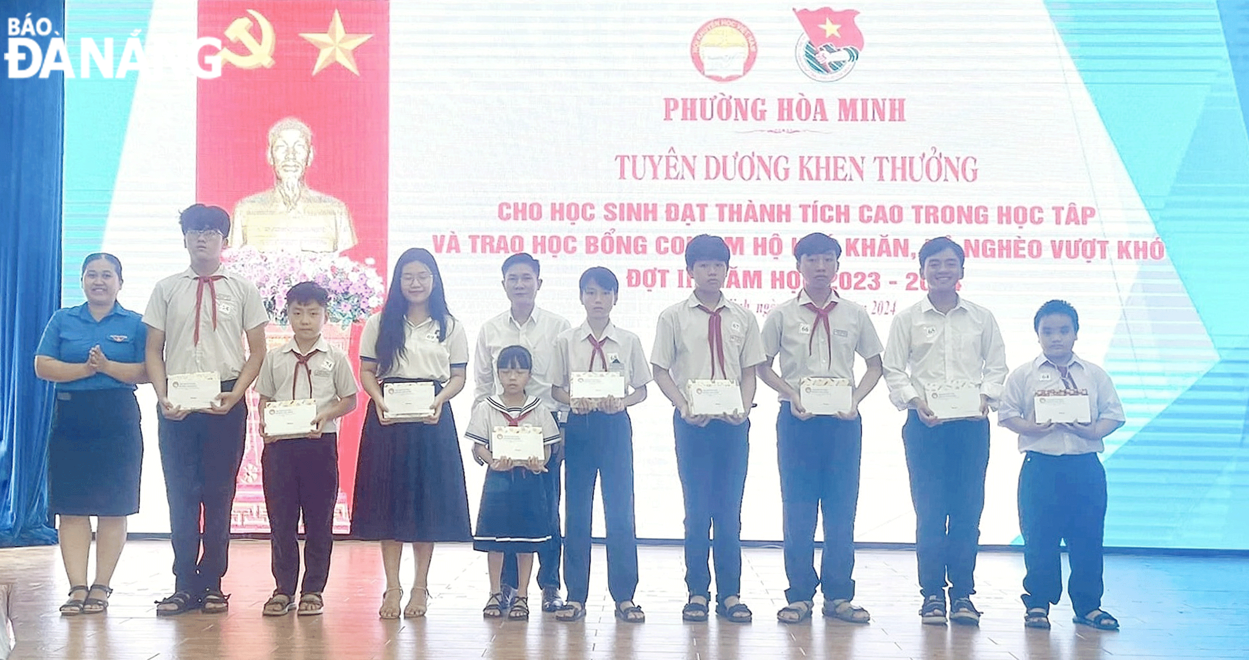 Đại diện Đoàn phường Hòa Minh (quận Liên Chiểu) trao học bổng tiếp sức đến trường cho học sinh nghèo học giỏi. Ảnh: L.P	