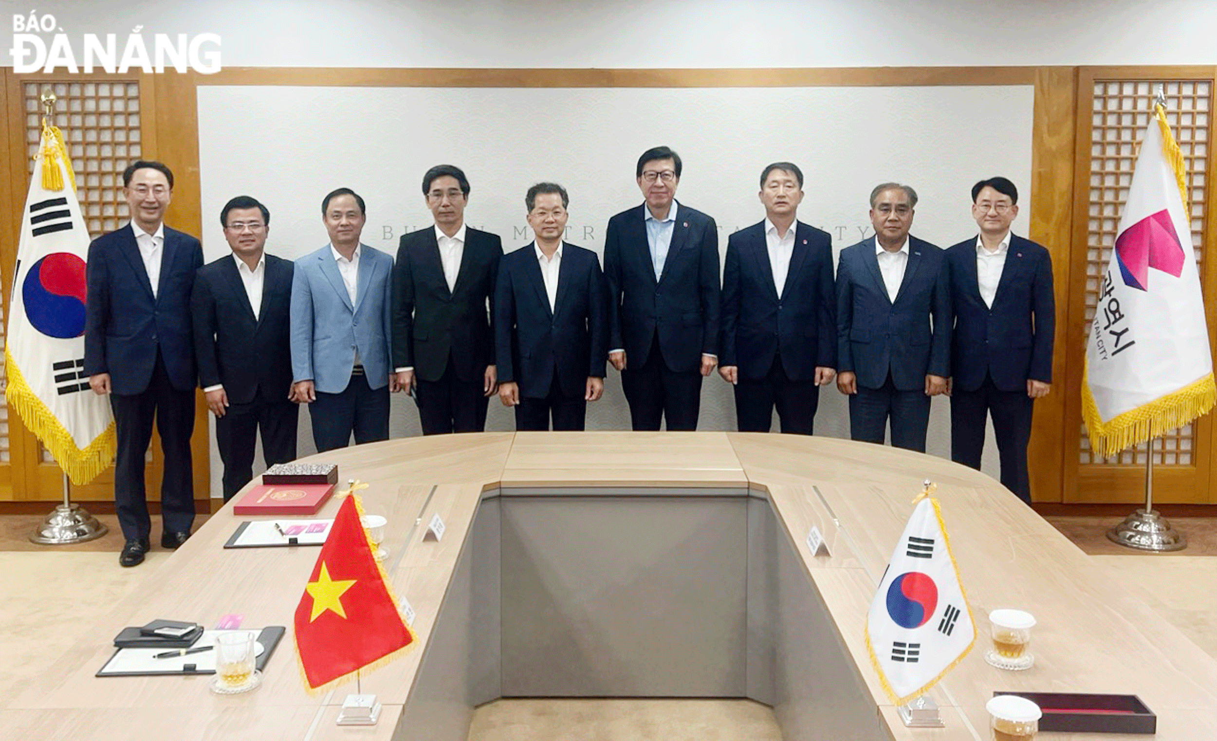 During the business visit to South Korea from July 7 - 13, the Da Nang delegation, led by Secretary of the municipal Party Committee Nguyen Van Quang (middle) had a working session with Mayor of Busan City Park Heong Joon (6th, left) on July 12, 2024. Photo: HOAN VU