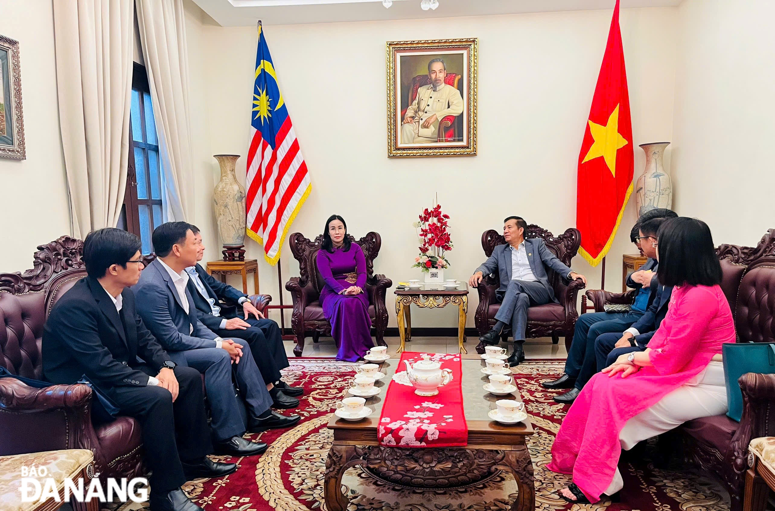 The city delegation led by Vice Chairwoman of the municipal People's Committee Nguyen Thi Anh Thi working with Vietnamese Ambassador to Malaysia Dinh Ngoc Linh.