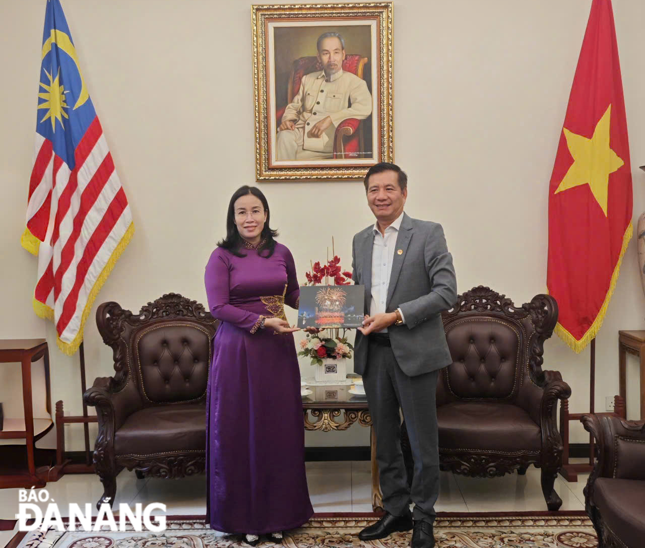 Vice Chairwoman of the Da Nang People's Committee Nguyen Thi Anh Thi (left) presenting a souvenir to Vietnamese Ambassador to Malaysia Dinh Ngoc Linh.