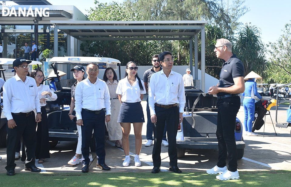 Vice Chairman of the Da Nang People's Committee Tran Chi Cuong (second, right) inspecting the golf course in front of the Club House. Photo: THU HA.