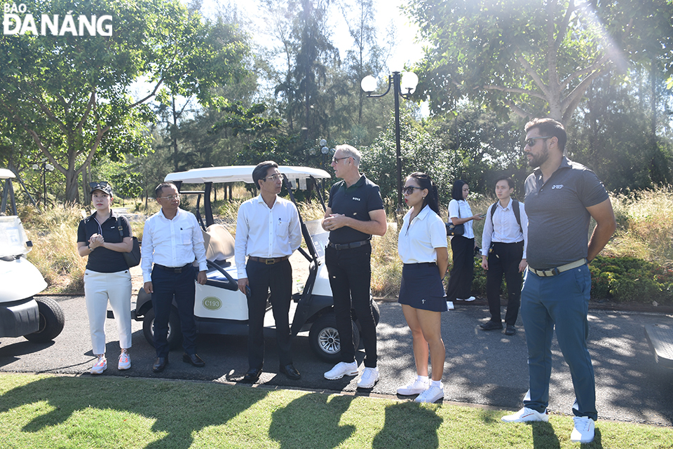 Vice Chairman of the municipal People's Committee Tran Chi Cuong (third, left) listening to Mr. Mark Reeves, Deputy General Director of BRG Group, report on the actual situation at the golf courses. Photo: THU HA.