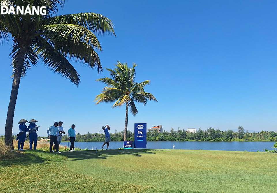 The delegation inspected the golfers' practice area. Photo: THU HA