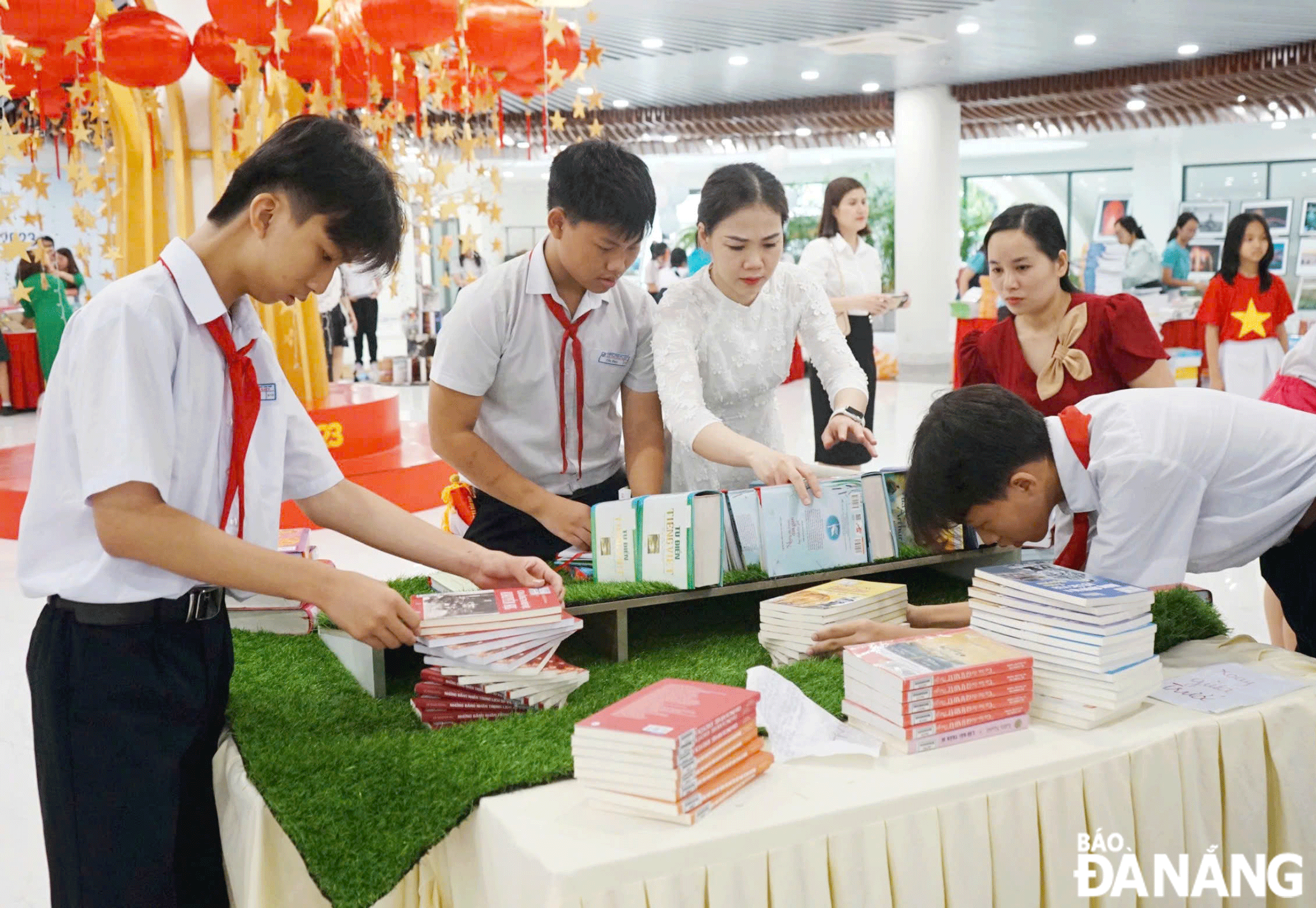 Junior high school pupils in Hai Chau District participating in an art book display and arrangement contest to celebrate “Book and Reading Culture Day” at the APEC Sculpture Park. Photo: X.D