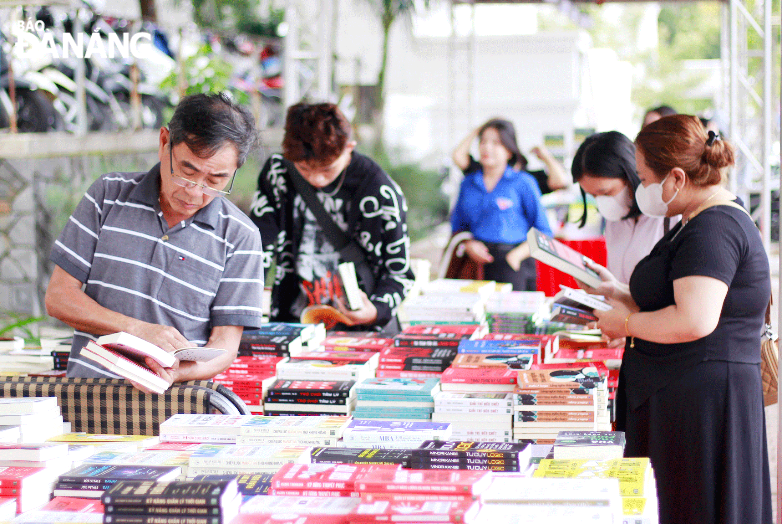 Readers at the 2024 “Book and Reading Culture Day” event. Photo: X.D