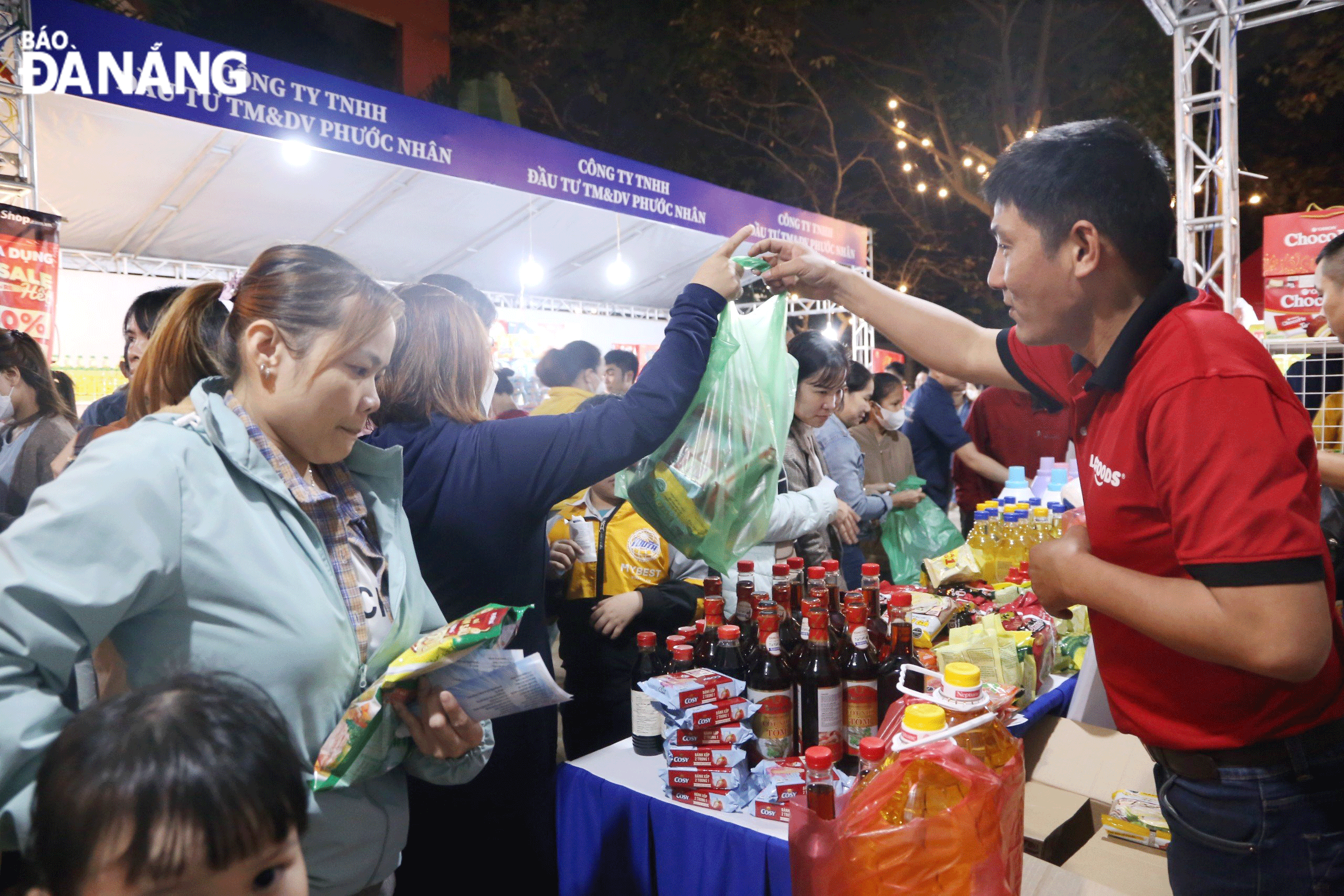 Đoàn viên, người lao động ở các công đoàn cơ sở trực thuộc Liên đoàn Lao động huyện Hòa Vang tham gia Chợ Tết Công đoàn do Liên đoàn Lao động thành phố tổ chức. Ảnh: ĐẠT NGUYỄN