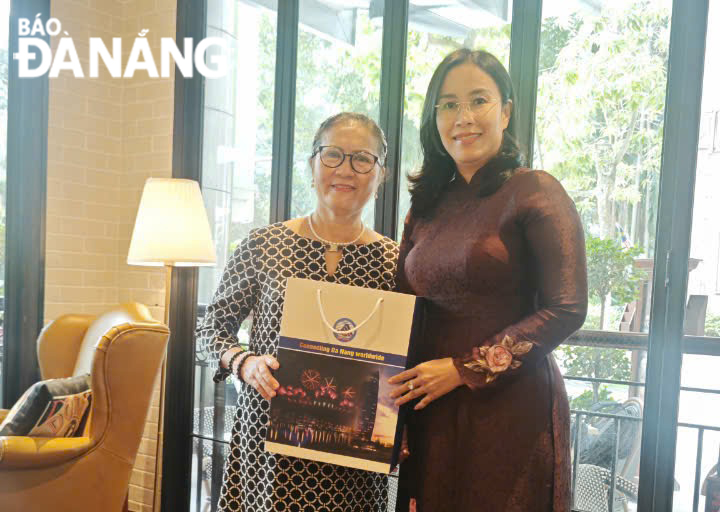 Vice Chairwoman of the Da Nang People's Committee Nguyen Thi Anh Thi (right) presenting a souvenir to Chairwoman of the Malaysia - Viet Nam Friendship Association Tran Thi Chang.