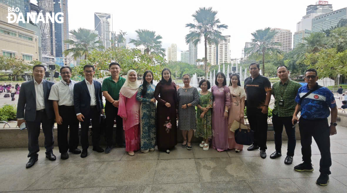 The Da Nang delegation posing for a souvenir photo with representatives of the Malaysia - Viet Nam Friendship Association.