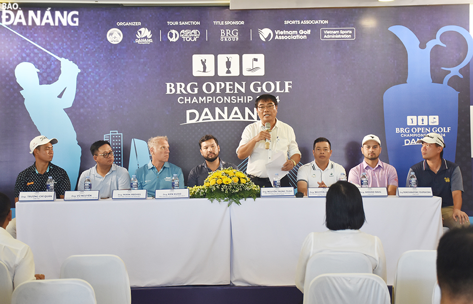 Deputy Director of the Da Nang Department of Culture and Sports Nguyen Trong Thao sharing some information about the upcoming golf tournament at the press conference held in the city on Wednesday. Photo: THU HA