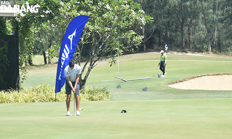 Right after the press conference, some golfers participated in the professional - amateur golf tournament. Photo: THU HA