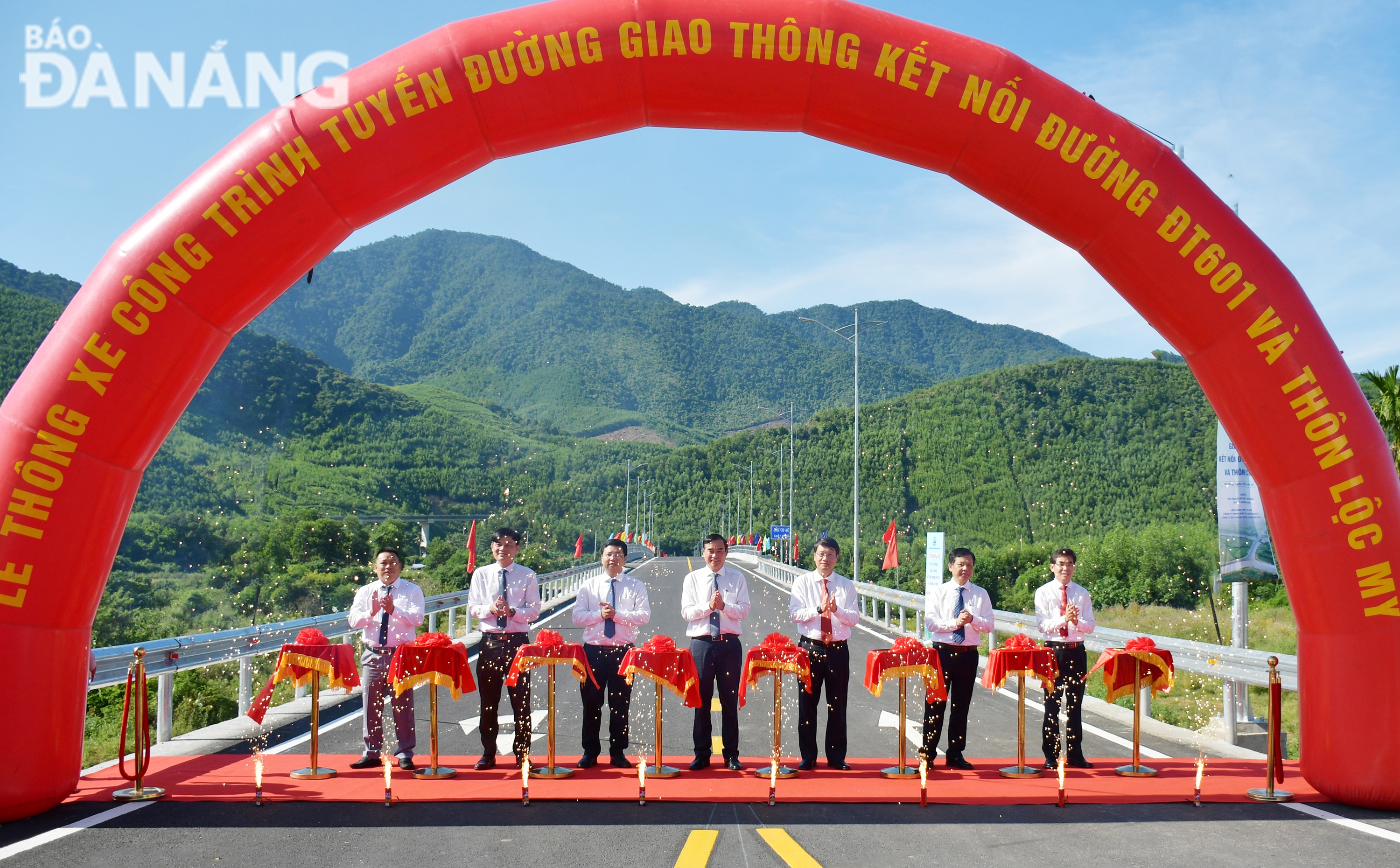 Leaders of Da Nang, and departments and agencies cutting ribbons to inaugurate the route. Photo: THANH LAN