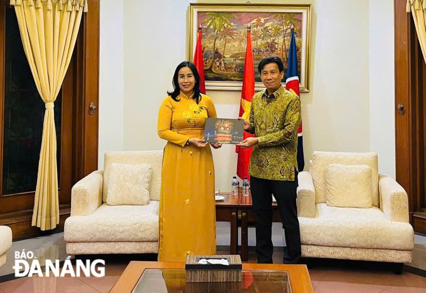 Vice Chairwoman of the Da Nang People's Committee Nguyen Thi Anh Thi (left) presenting a souvenir to Ambassador Ta Van Thong