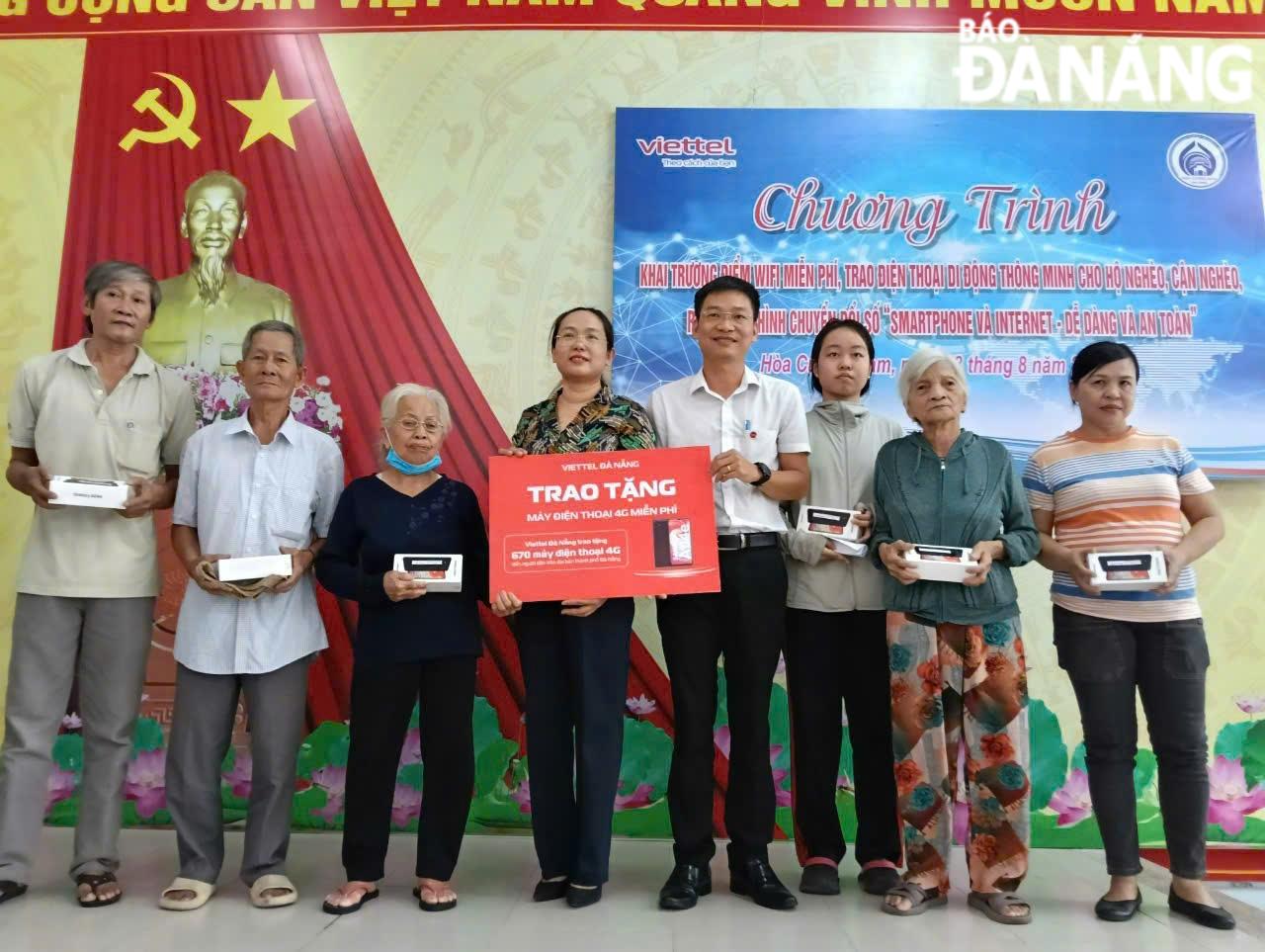 6 Samsung-branded smart phones are given by Viettel Da Nang to people in difficult circumstances in Hai Chau District.