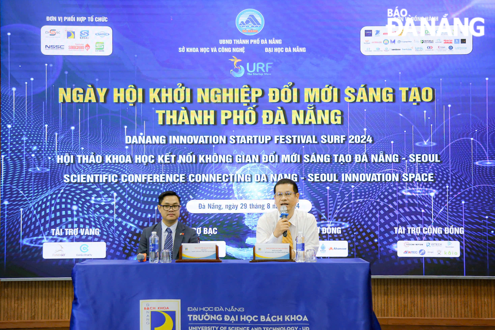 Phó Giám đốc Sở Khoa học và Công nghệ Dương Hoàng Văn Bản (bên phải) và ông Nguyễn Quang Phước, Chủ tịch Mạng lưới đổi mới sáng tạo Việt Nam tại Hàn Quốc (bên trái) lên chủ trì thảo luận hội thảo.