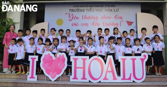 Cô giáo và học sinh Trường Tiểu học Hoa Lư (quận Thanh Khê) cùng chụp ảnh nhằm xóa đi bỡ ngỡ ban đầu. NGỌC HÀ