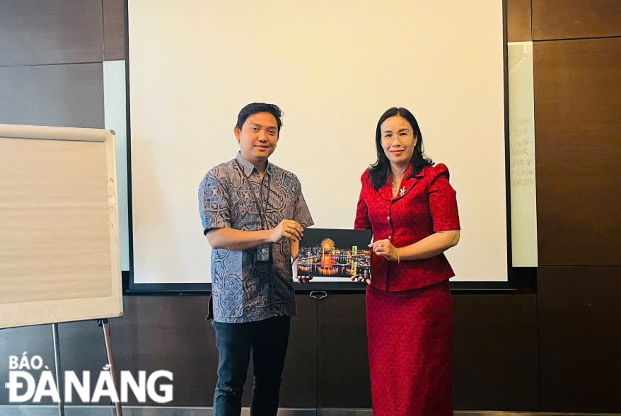 Vice Chairwoman of the Da Nang People's Committee Nguyen Thi Anh Thi presenting a souvenir to the Director of Garuda Indonesia Airlines.