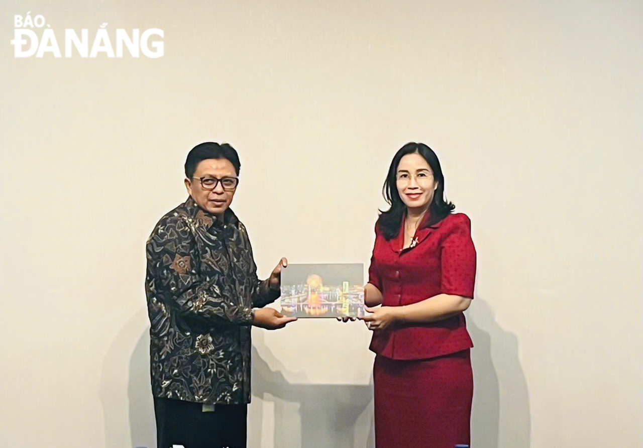 Vice Chairwoman of the Da Nang People's Committee Nguyen Thi Anh Thi presenting a souvenir to the Director of Citilink Indonesia Airlines.