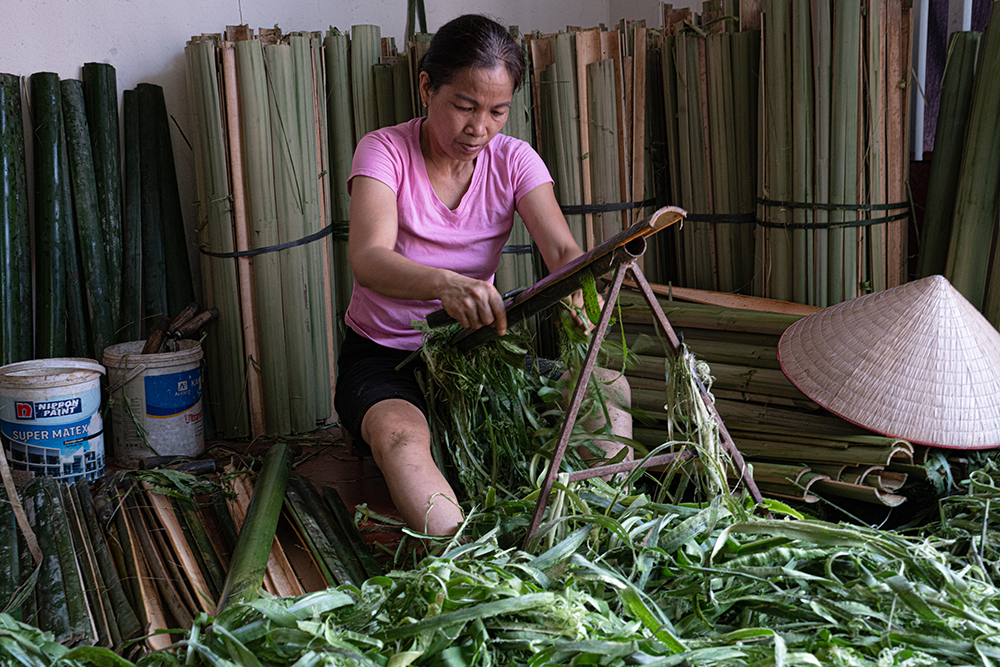 Để hoàn thành một nén hương, người thợ phải làm nhiều công đoạn từ chẻ tre (hoặc vầu), vót tăm, nhuộm chân hương, làm thân hương, phơi khô và đóng gói.