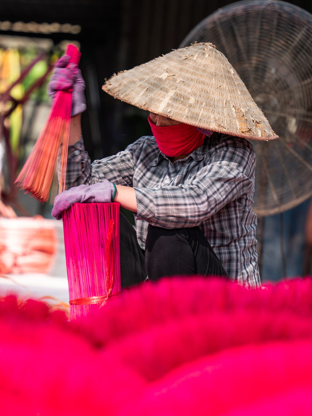 Phơi hương cũng là một trong những công việc chính, từng bó hương được xòe ra, bung tỏa như những đóa hoa khổng lồ dưới ánh nắng rực rỡ.	