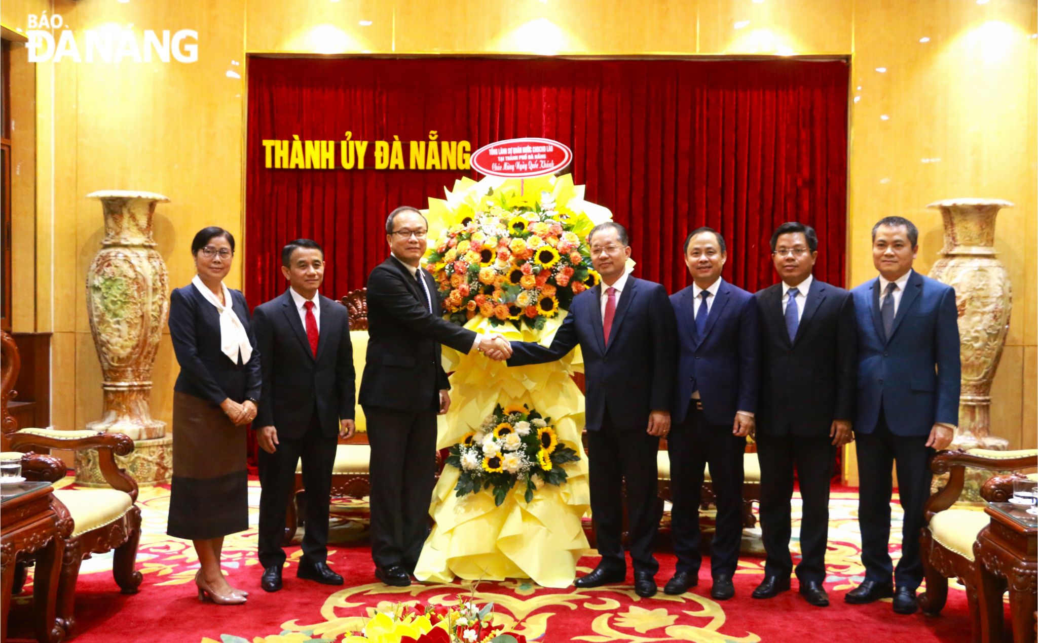 Lao Consul General in Da Nang Souphanh Hadaoheuang (3rd, left) sends congratulation flowers to the Party, State, people of Da Nang on the occasion of the 79th anniversary of the National Day