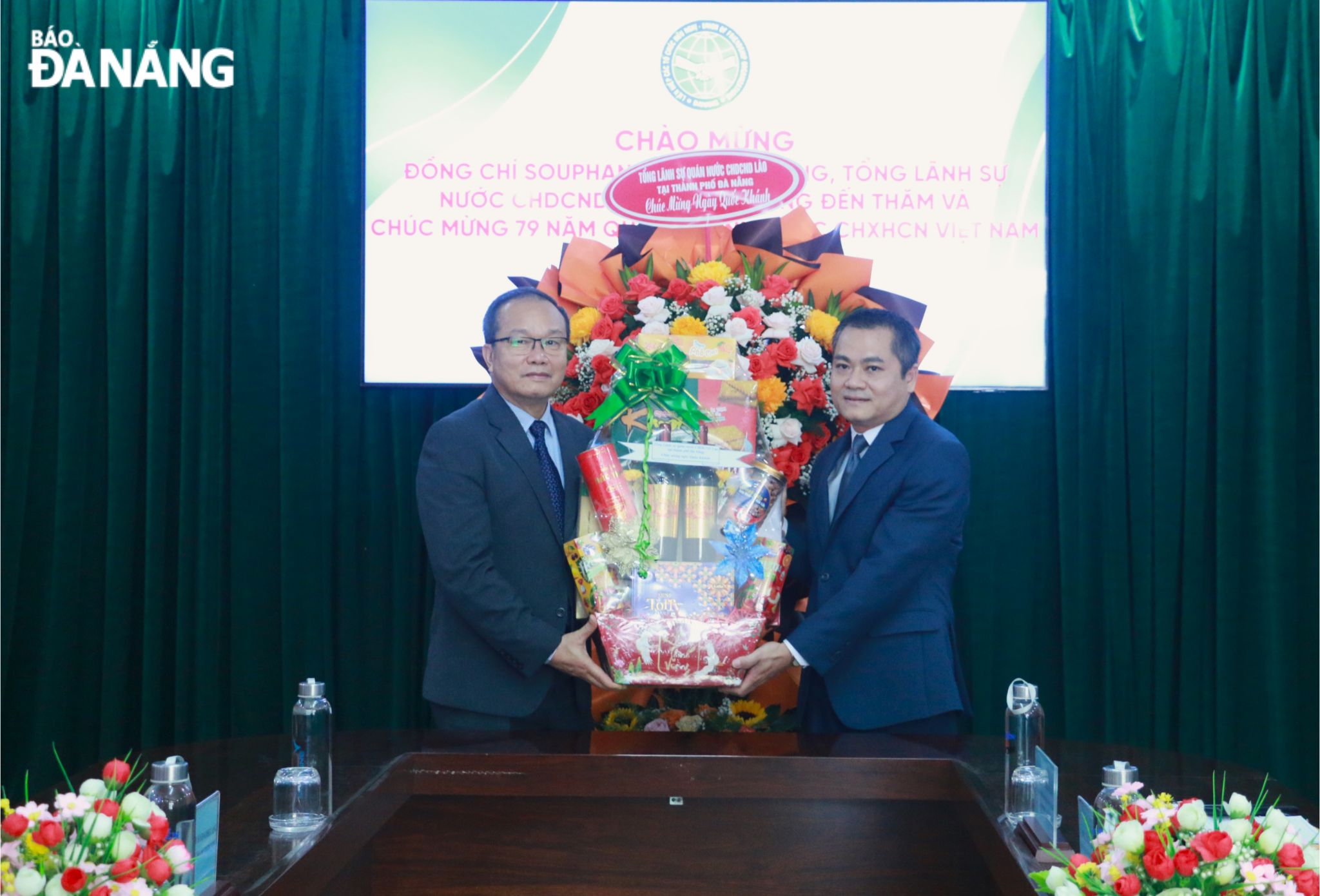 Lao Consul General in Da Nang Souphanh Hadaoheuang (left) presents a gift to the Da Nang Union of Friendship Organisations on the occasion of the 79th anniversary of the National Day.