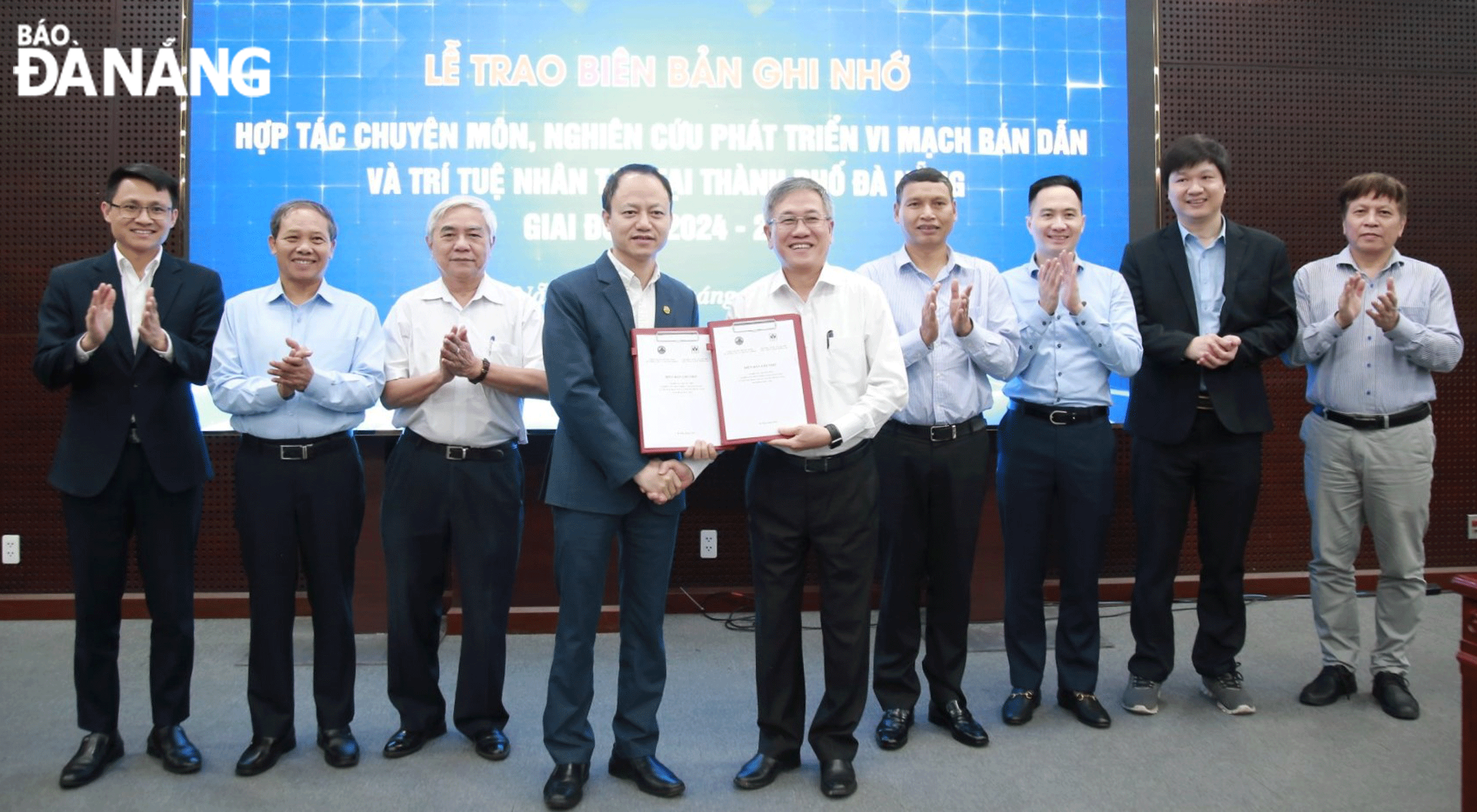 Representatives of the Da Nang Department of Information and Communications signs a memorandum of understanding with the Institute of Information Technology, the Viet Nam National University, Ha Noi on professional cooperation, research and development of semiconductor microchips and artificial intelligence in Da Nang in the 2024 - 2029 period. Photo: M.Q