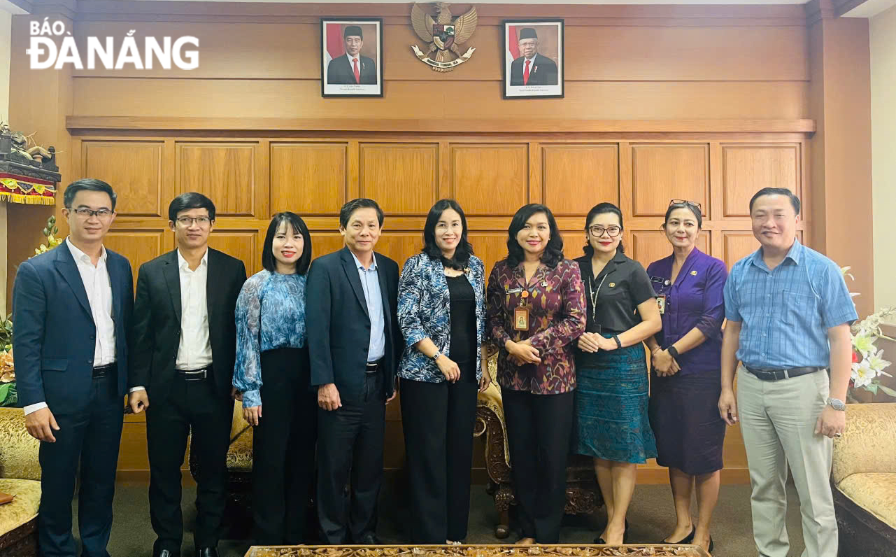 Leaders of Da Nang and Denpasar posing for a group photo.