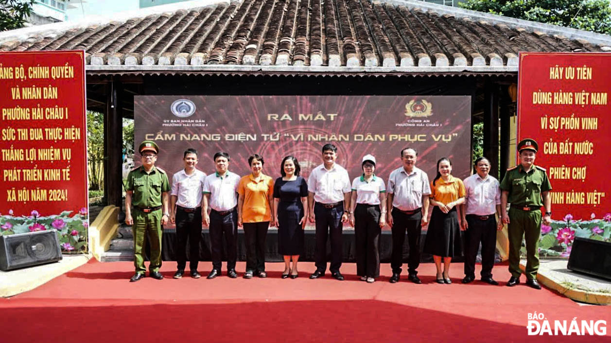 Thiếu tá Nguyễn Ngọc sáng (ngoài cùng, bên phải) trong buổi ra mắt Cẩm nang điện tử “Vì nhân dân phục vụ” của UBND.phường Hải Châu 1