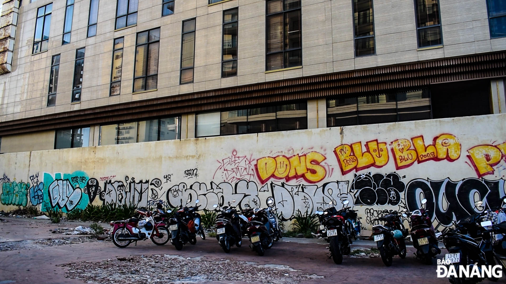 Đường phố Đà Nẵng bị bôi bẩn bởi hình vẽ graffit.