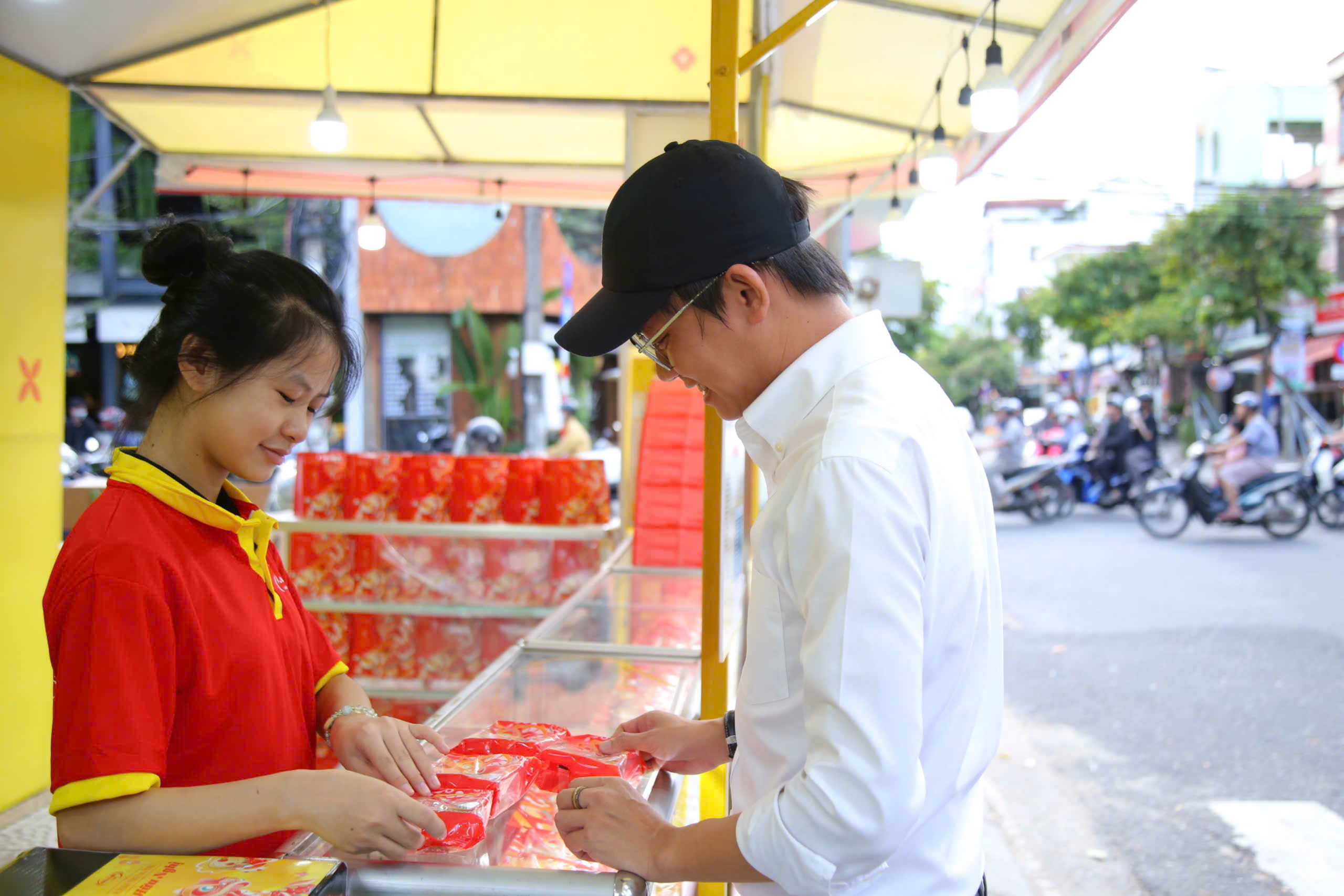 Người dân mua bánh Trung thu trên tuyến đường Lê Đình Dương (phường Phước Ninh, quận Hải Châu). Ảnh: CHIẾN THẮNG