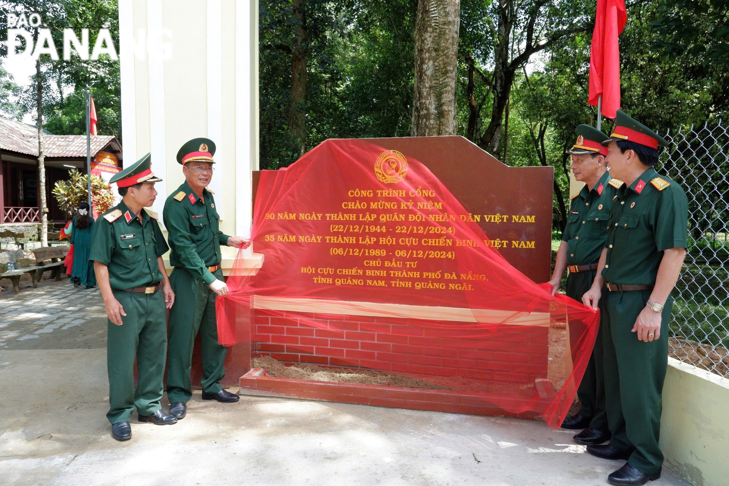 Thiếu tướng Đoàn Văn Nhất, Phó Chủ nhiệm Chính trị Quân Khu 5 và lãnh đạo Hội CCB các địa phương kéo băng khánh thành công trình.