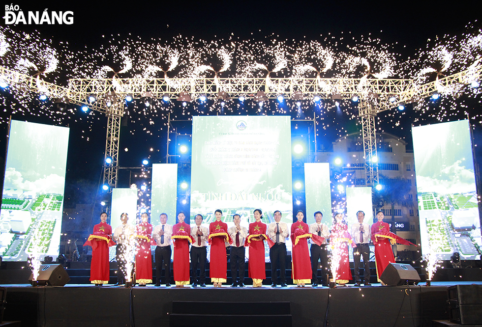 Da Nang Party Committee Secretary Nguyen Van Quang (middle) and other city leaders cut the ribbon to inaugurate the project to upgrade and embellish the Da Nang Peace Monument and renovate the March 29 Square, August 30, 2024 Photo: X.D