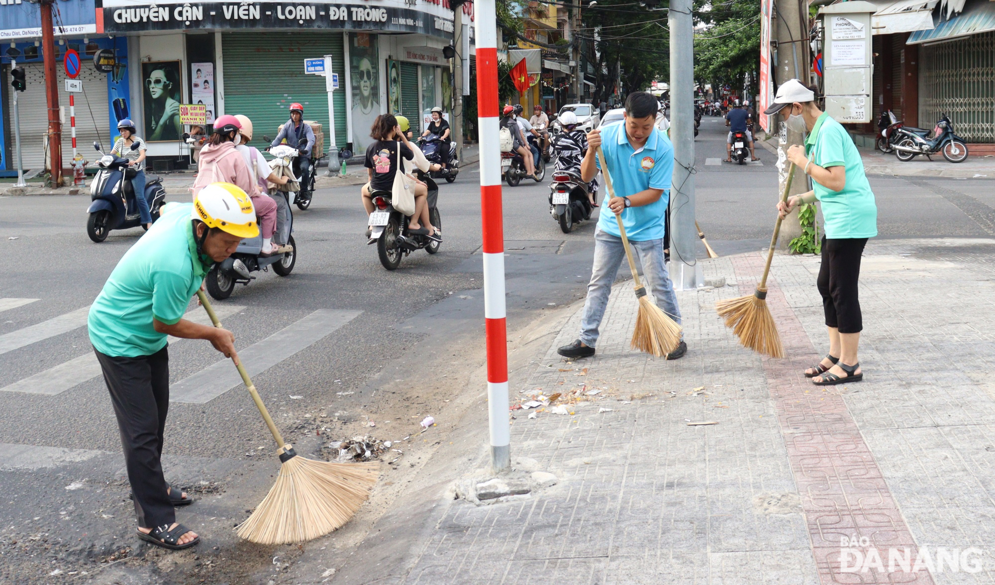 Các lực lượng tham gia vệ sinh môi trường trên đường Ngô Gia Tự. Ảnh: HOÀNG HIỆP