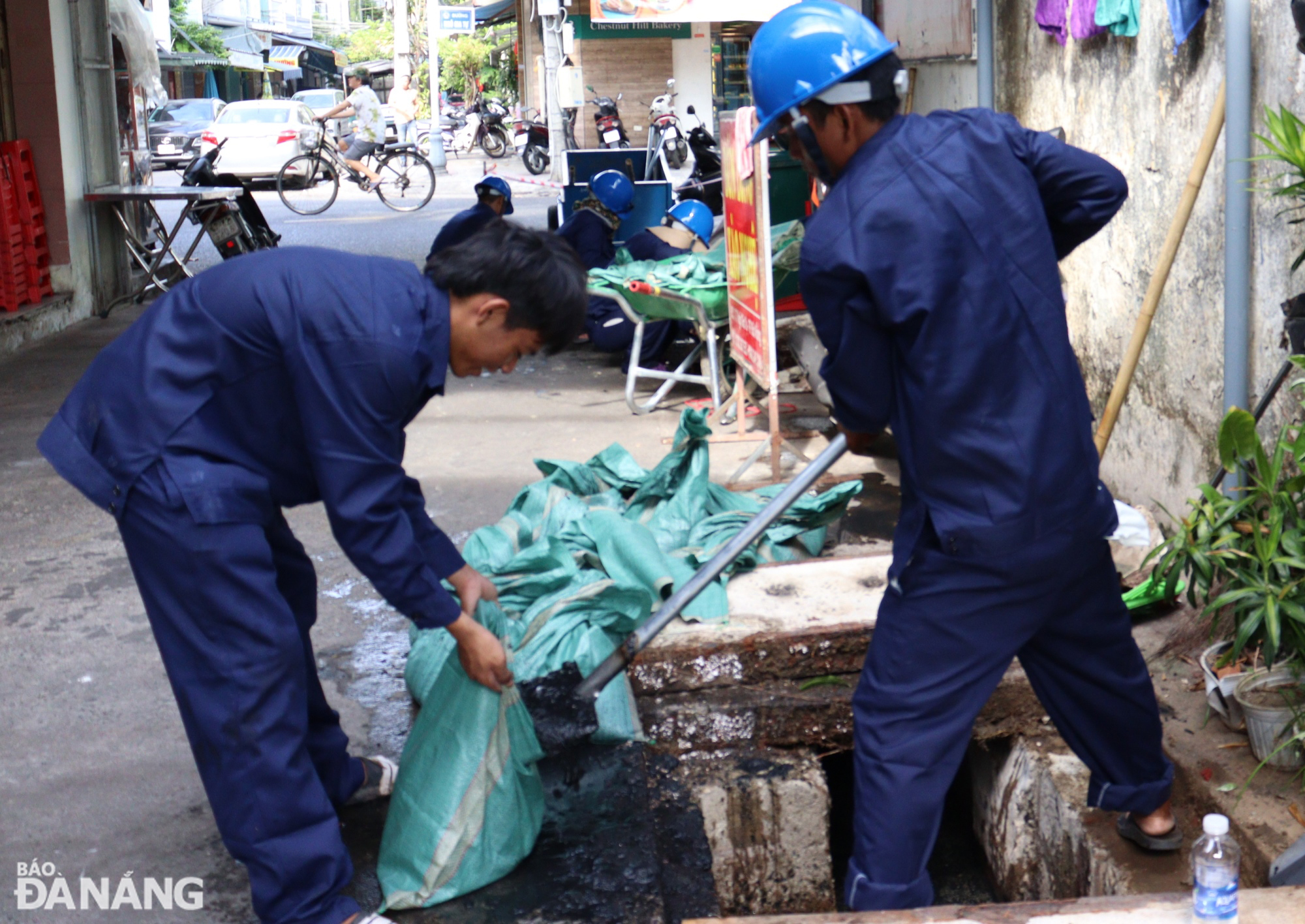 Các tuyến cống được khẩn trương nạo vét để chống ngập úng trong mùa mưa. Ảnh: HOÀNG HIỆP