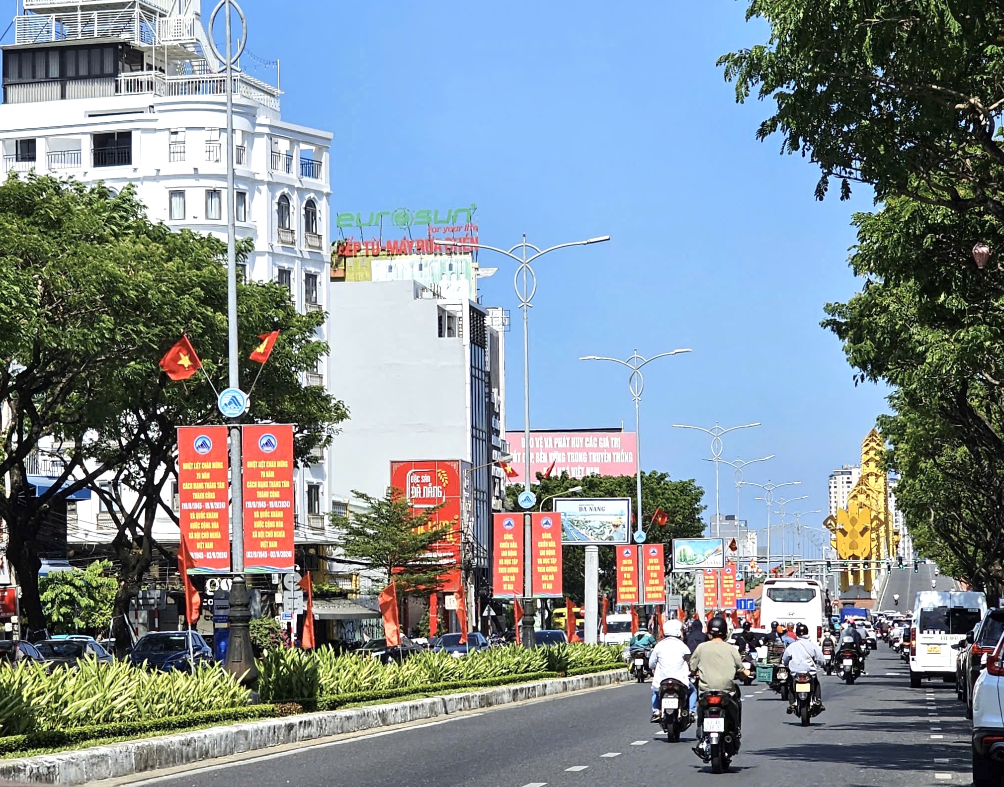 A street in Hai Chau District has been brilliantly decorated with flags, flowers, banners and signboards to celebrate the National Day