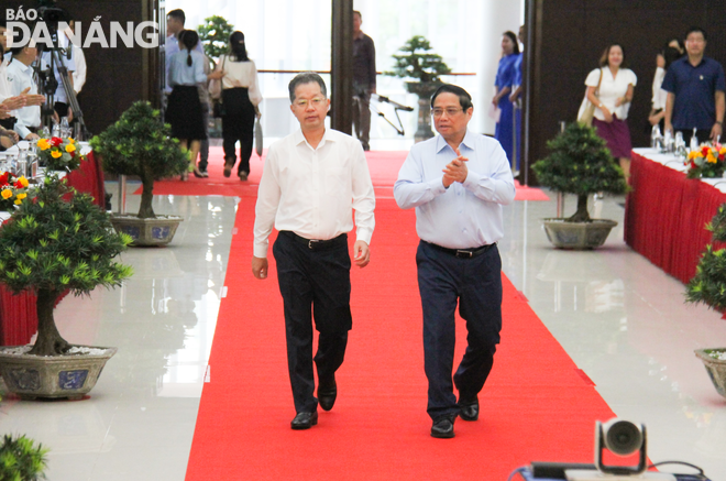 Prime Minister Pham Minh Chinh (right) and Secretary of the Da Nang Party Committee Nguyen Van Quang attends and chairs the national conference on enhancing  the efficiency of providing and using online public services, August 31, 2024. Photo: M.Q