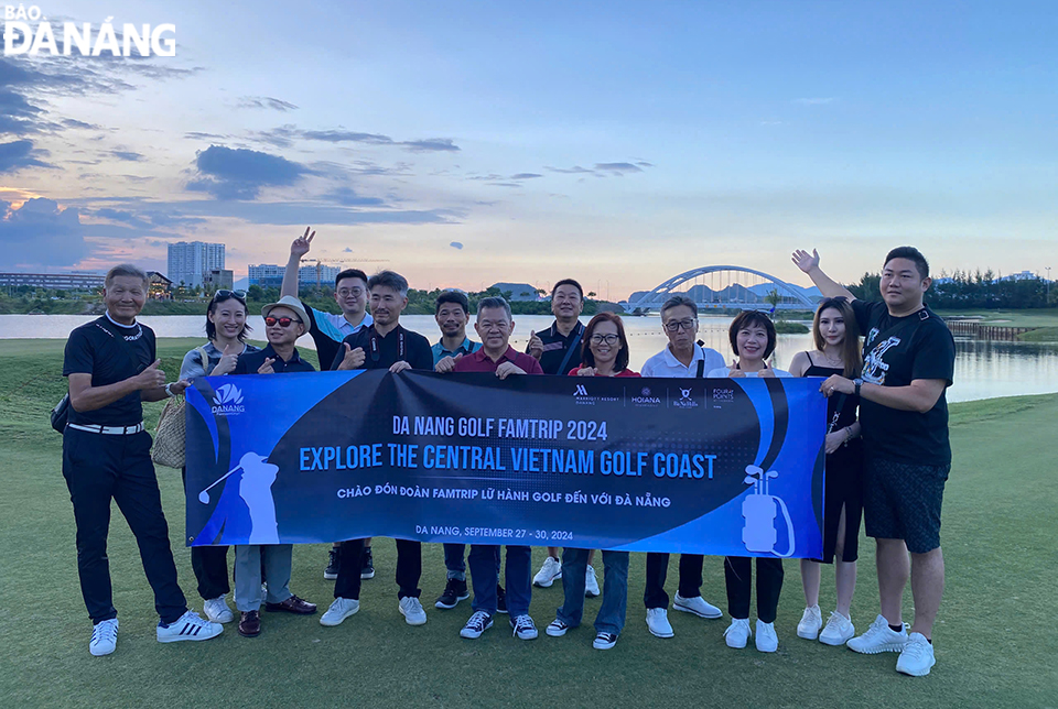 The famtrip delegation posing for a group photo at Legend Da Nang Golf Resort. Photo: T.H