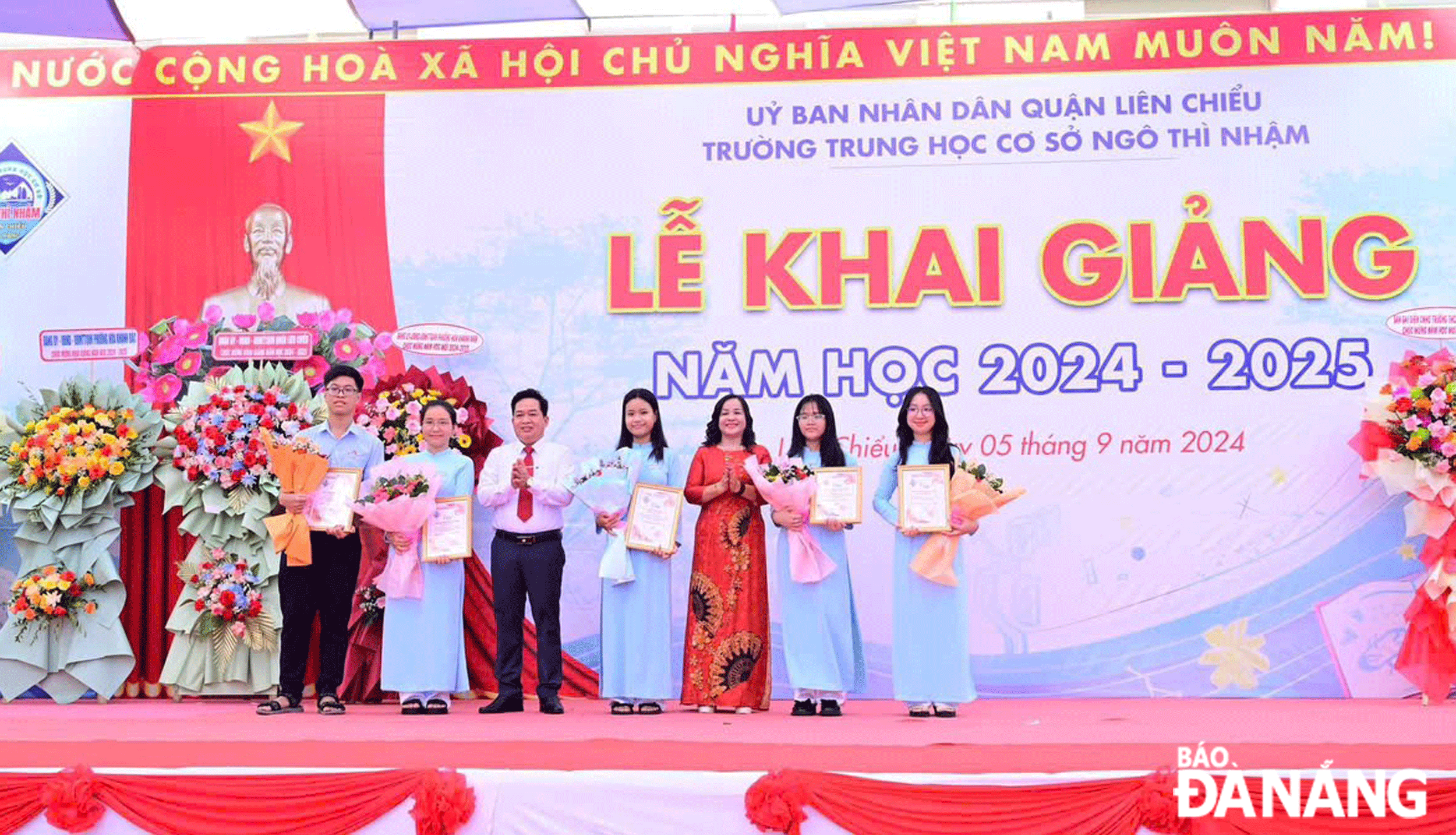 Đồng hành học sinh đến trường