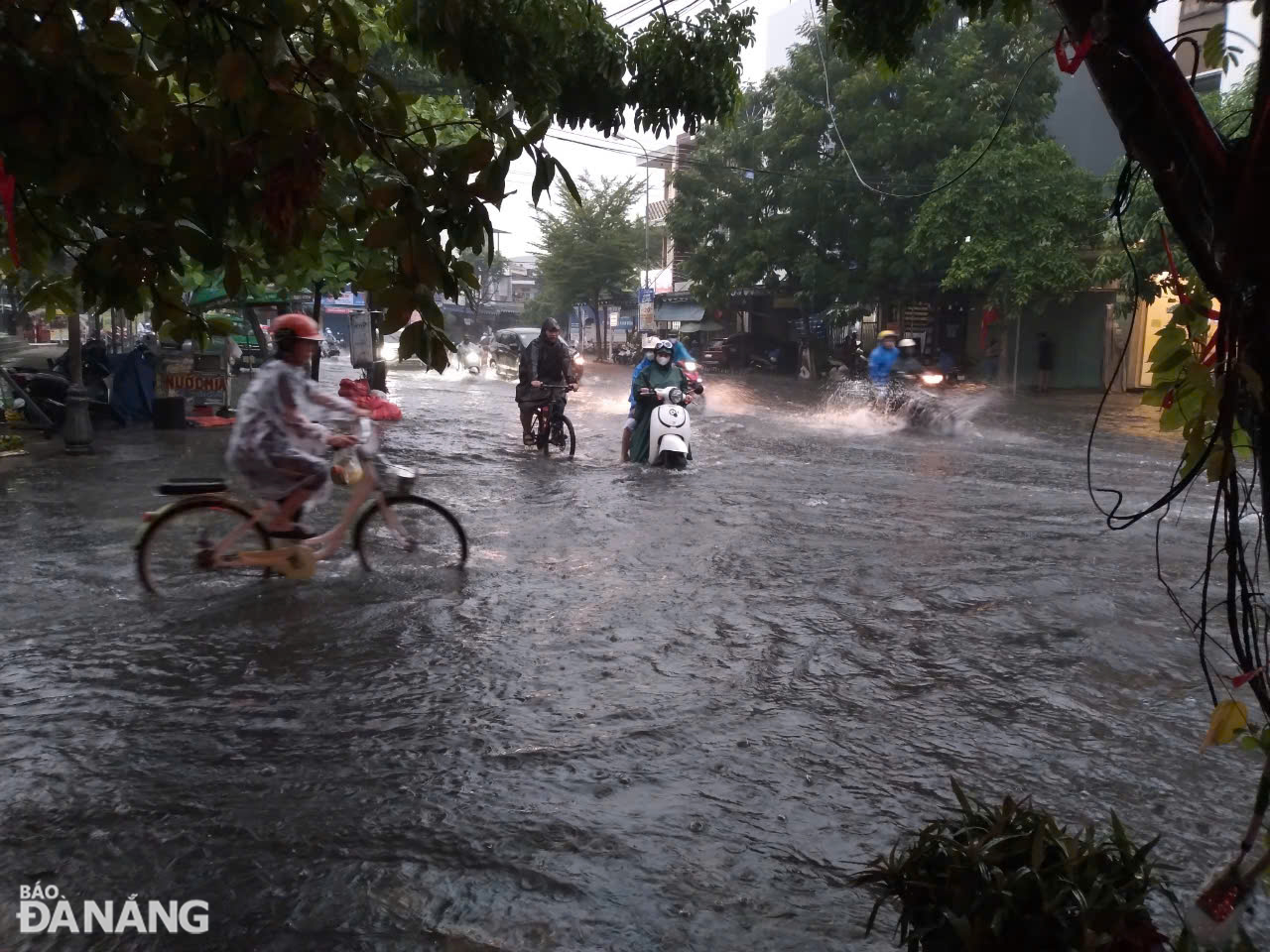 Đà Nẵng: mưa to đến rất to gây ngập cục bộ nhiều đoạn đường, khu vực dân cư