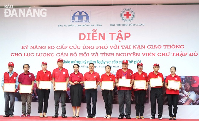 Diễn tập kỹ năng sơ cấp cứu ứng phó với tai nạn giao thông