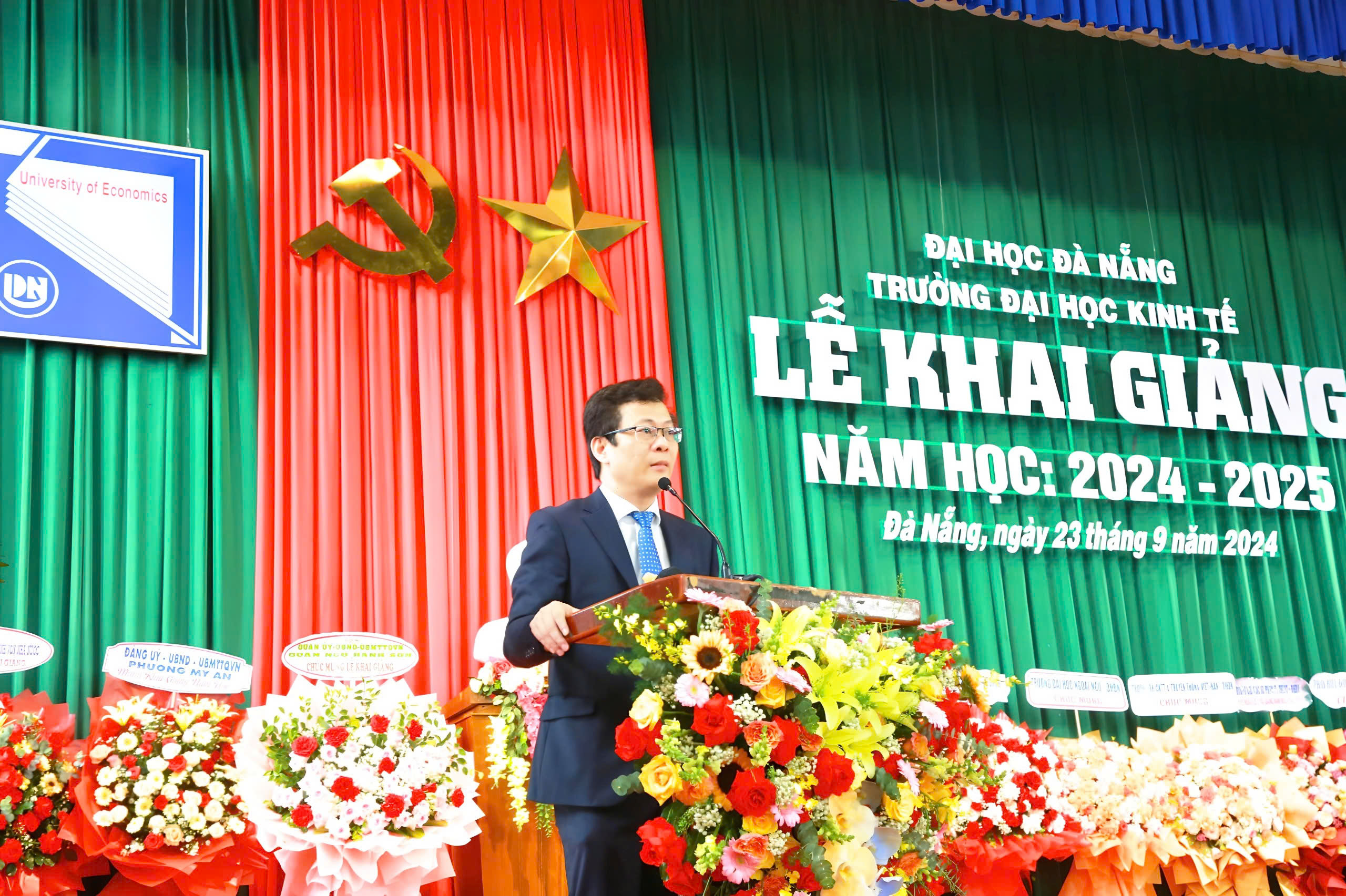 Thủ khoa Trường Đại học Kinh tế nhận học bổng 40 triệu đồng