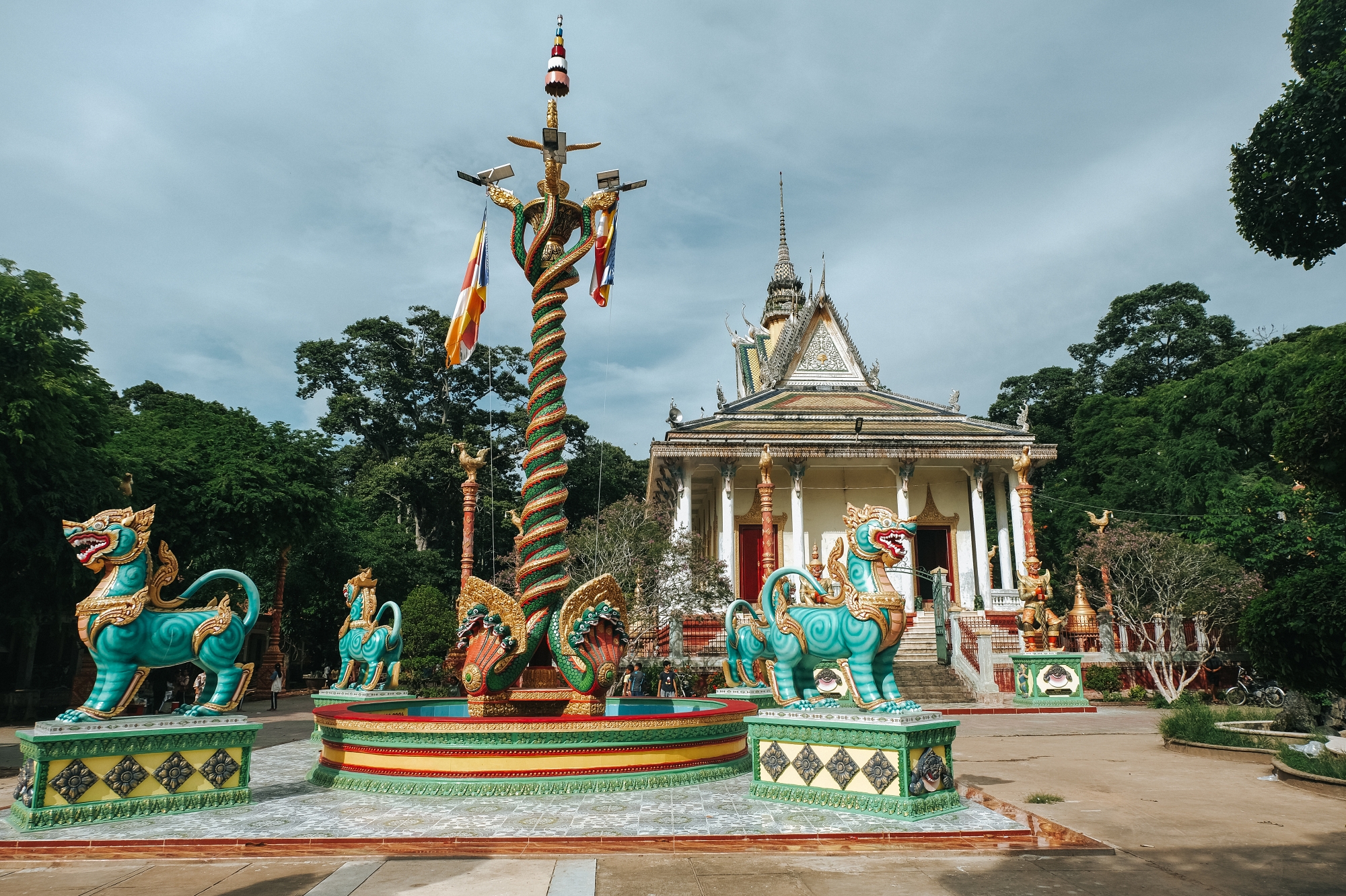 Thăm chùa Hang ở Trà Vinh