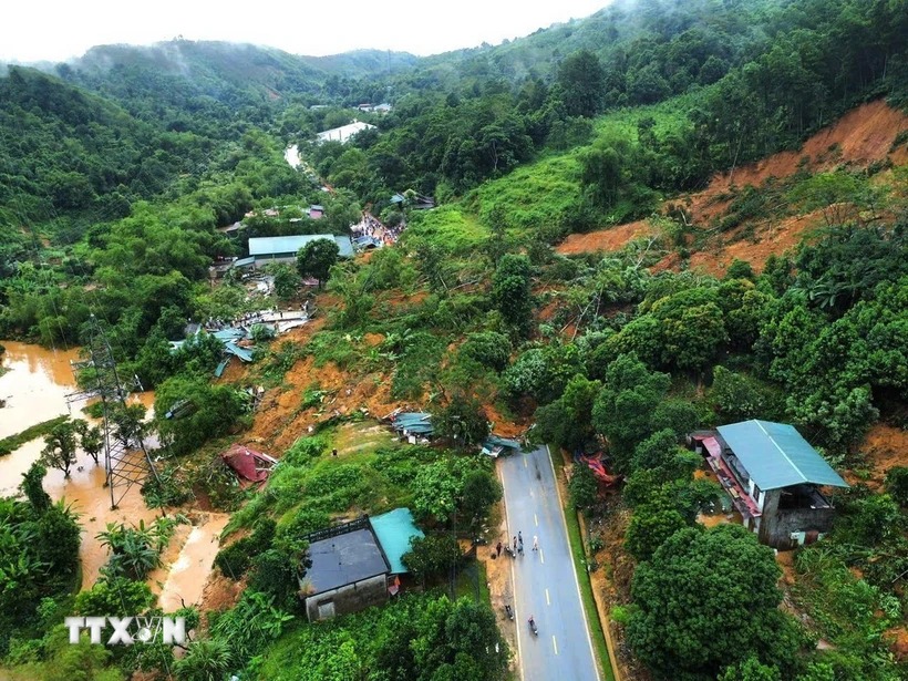 Hà Giang: Mưa lớn, sạt lở vùi lấp nhiều nhà dân và phương tiện