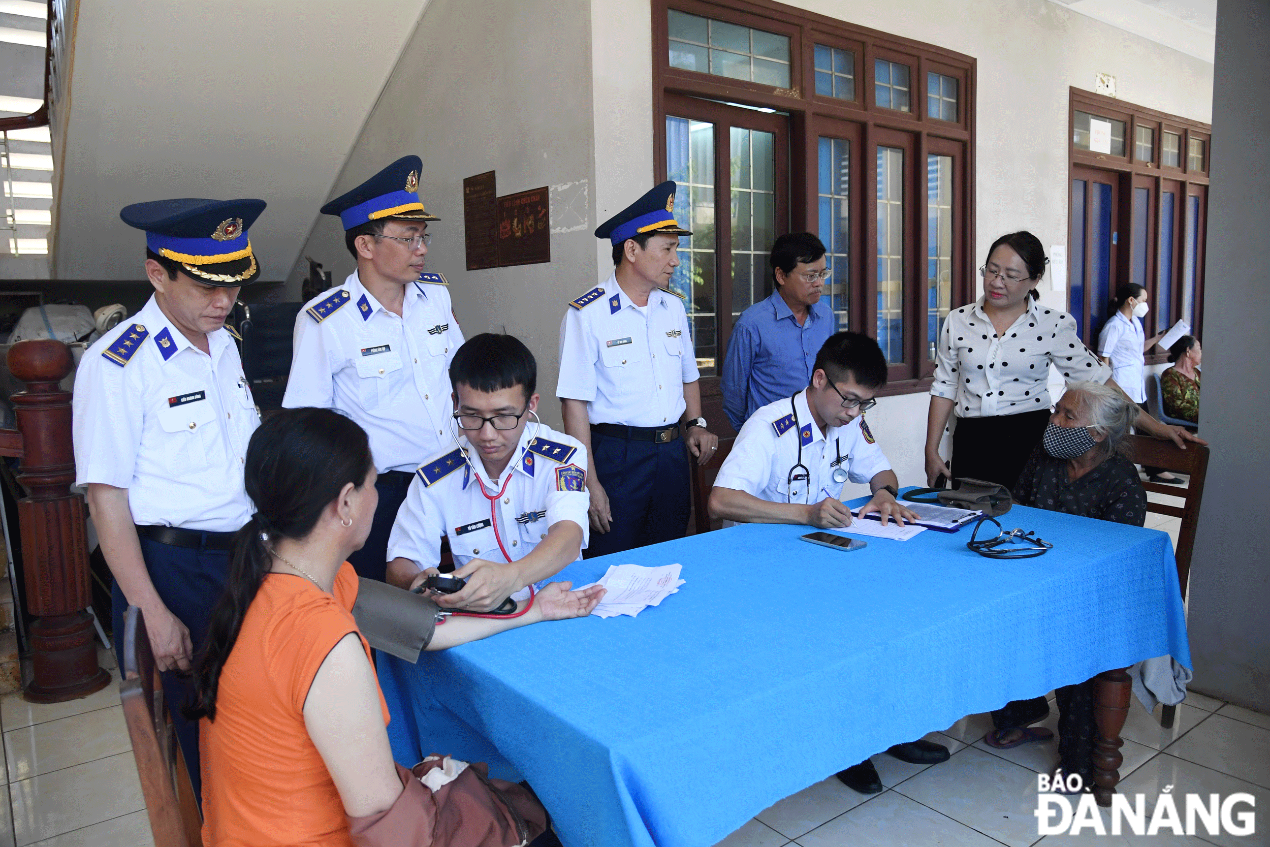 Officers and soldiers from the Command of Coast Guard Region 2 providing medical examination and treatment to residents. Photo: C.S.B